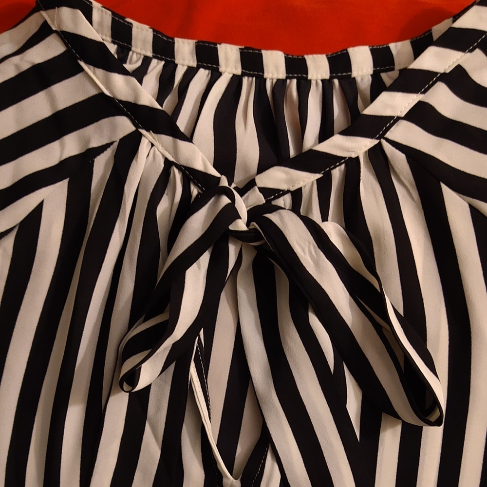 LOFT  black and white blouse - Picture 3 of 7